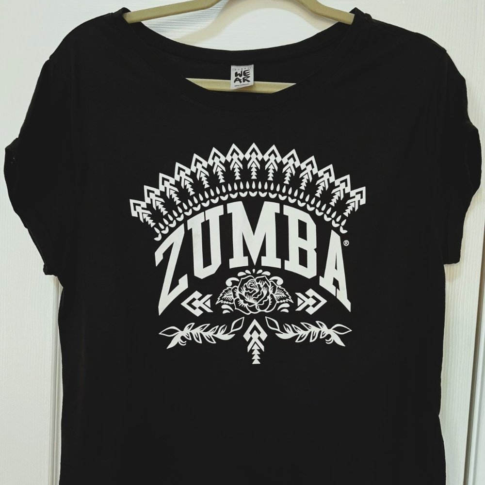 Women's Medium Zumba Crewneck Short-Sleeved High-Low Top